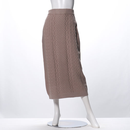 ケーブル編みニットスカート