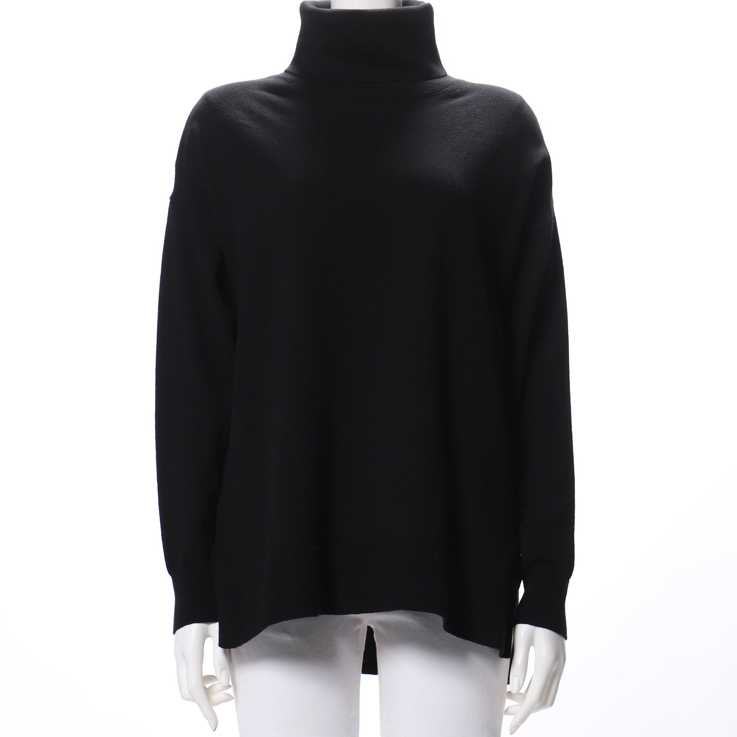 ドロップショルダーのタートルネックニット