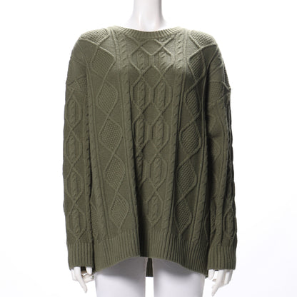 ケーブル編みクルーネックニット