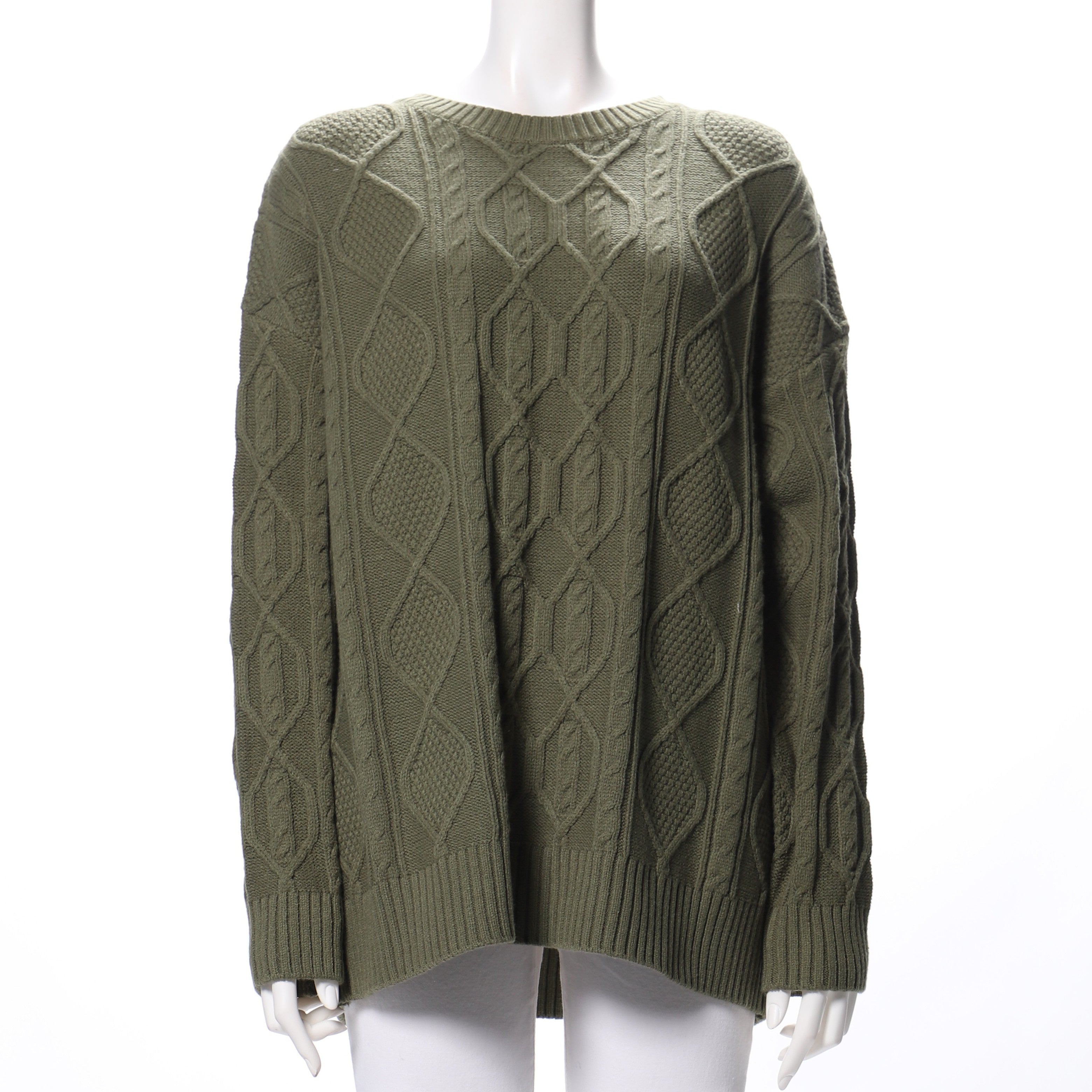 ケーブル編みクルーネックニット