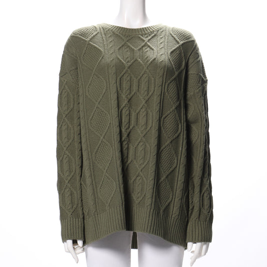 ケーブル編みクルーネックニット