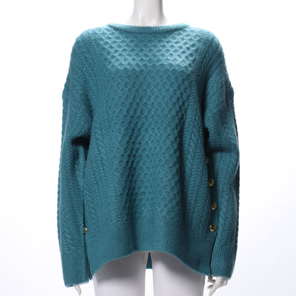 ケーブル編みボタンニット