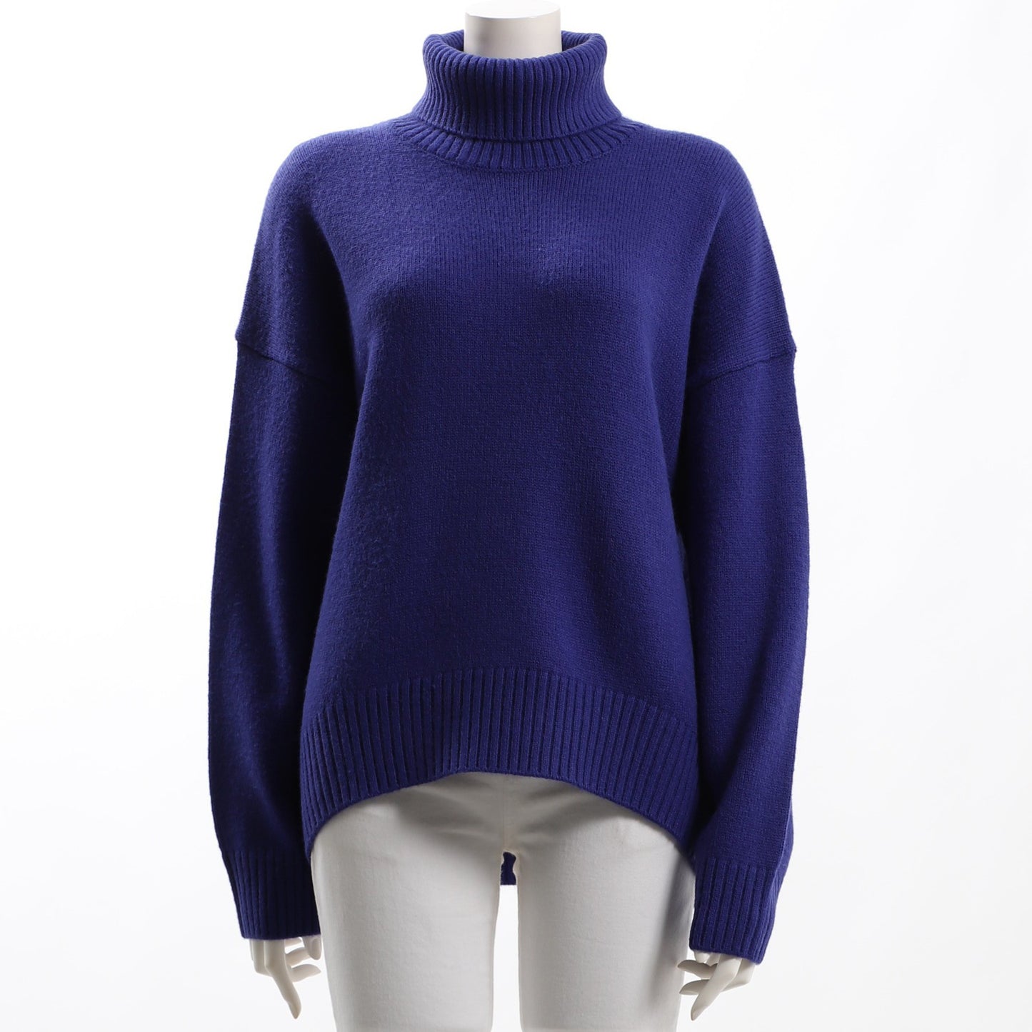 ドロップショルダーのタートルネックニット