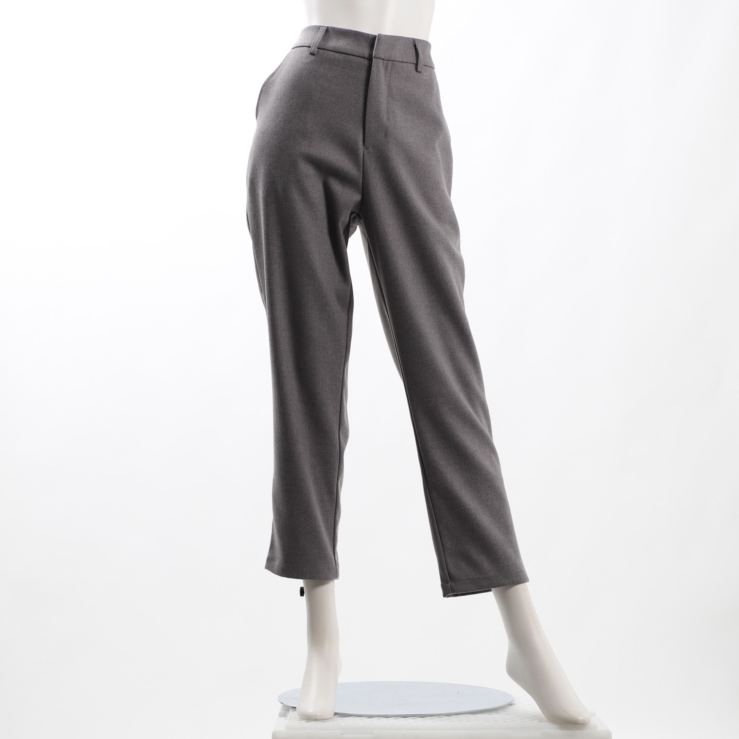 シンプルデザインテーパードパンツ