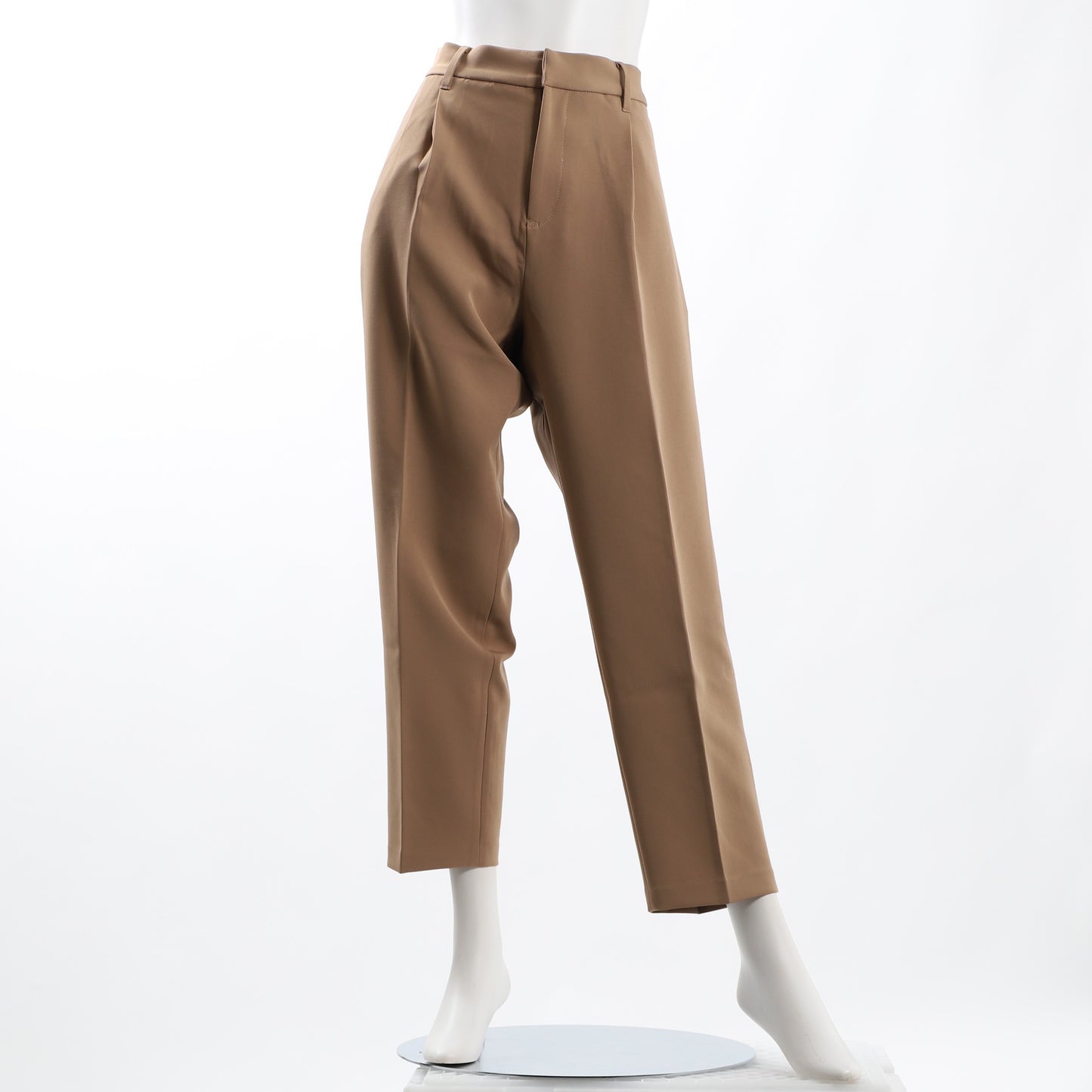 タック入りテーパードパンツ