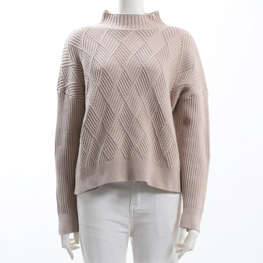 変形編み地オフネックニット