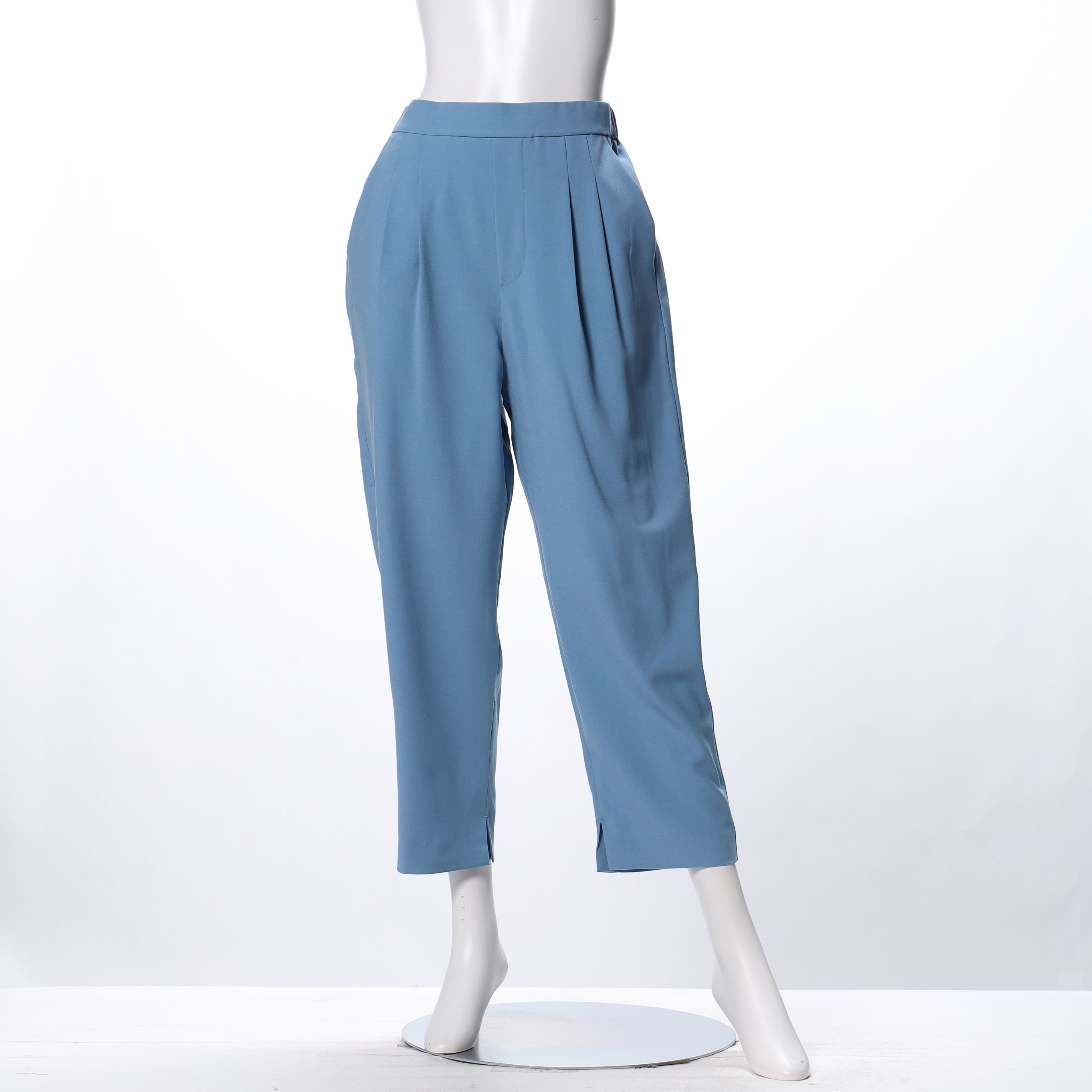 タック入りテーパードパンツ