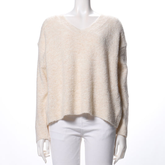 ドロップショルダーのＶネックニット