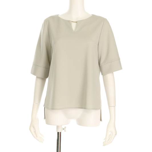 メタルパーツ付き高収縮ポリエステルブラウス