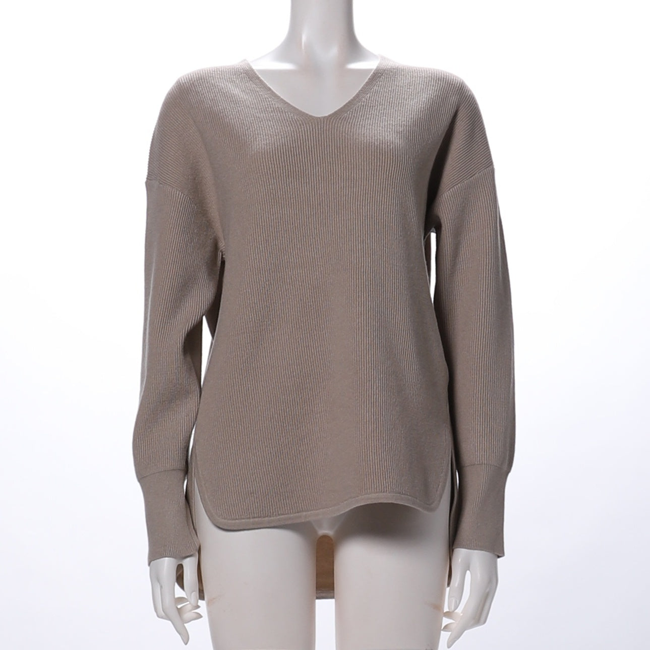 ゆったりシルエットVネックニット