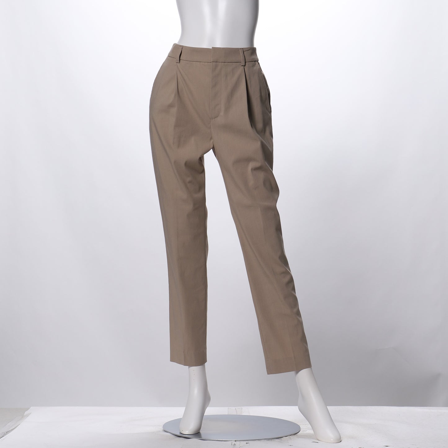 タック入りテーパードパンツ