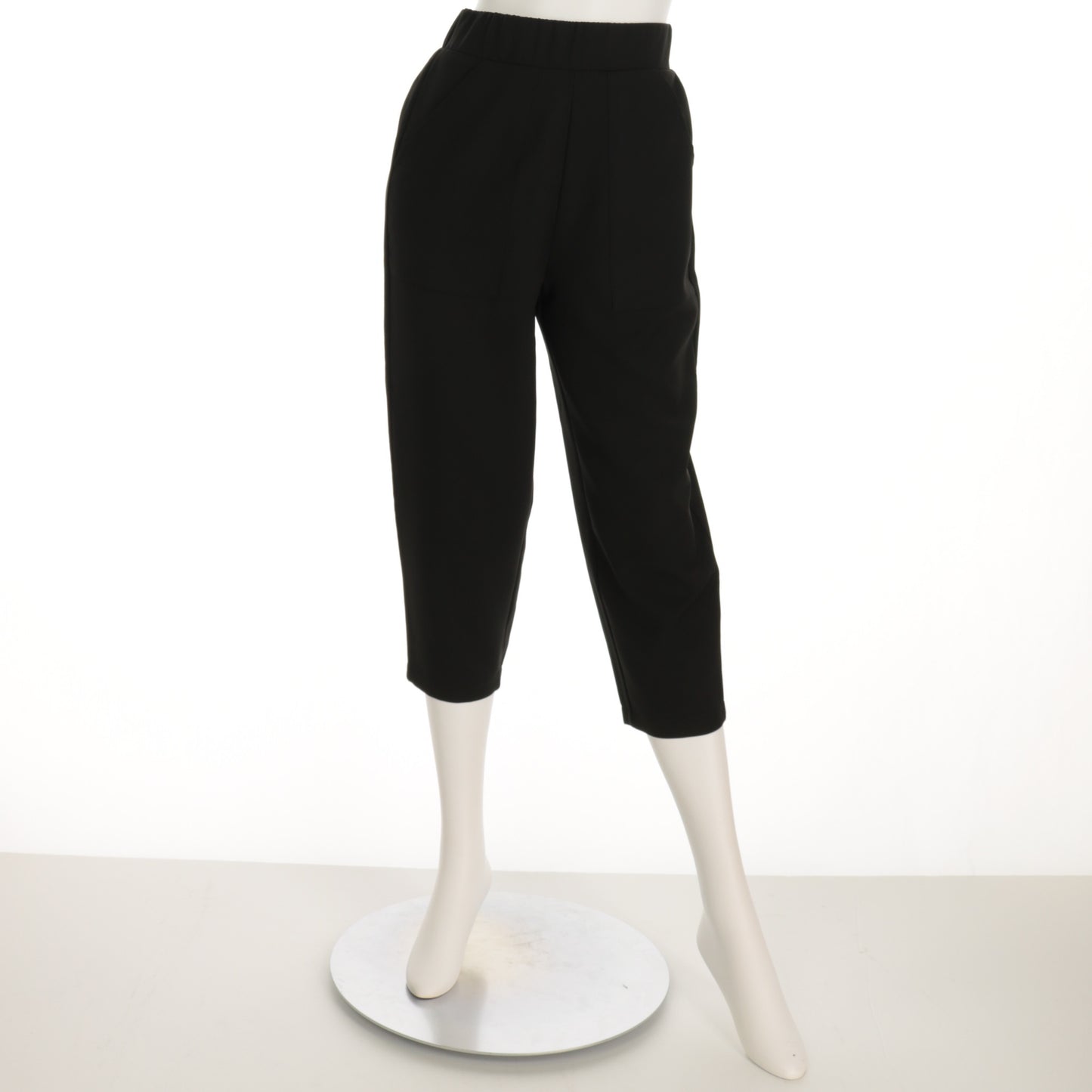 キレイ目なポケット付きクロップドパンツ