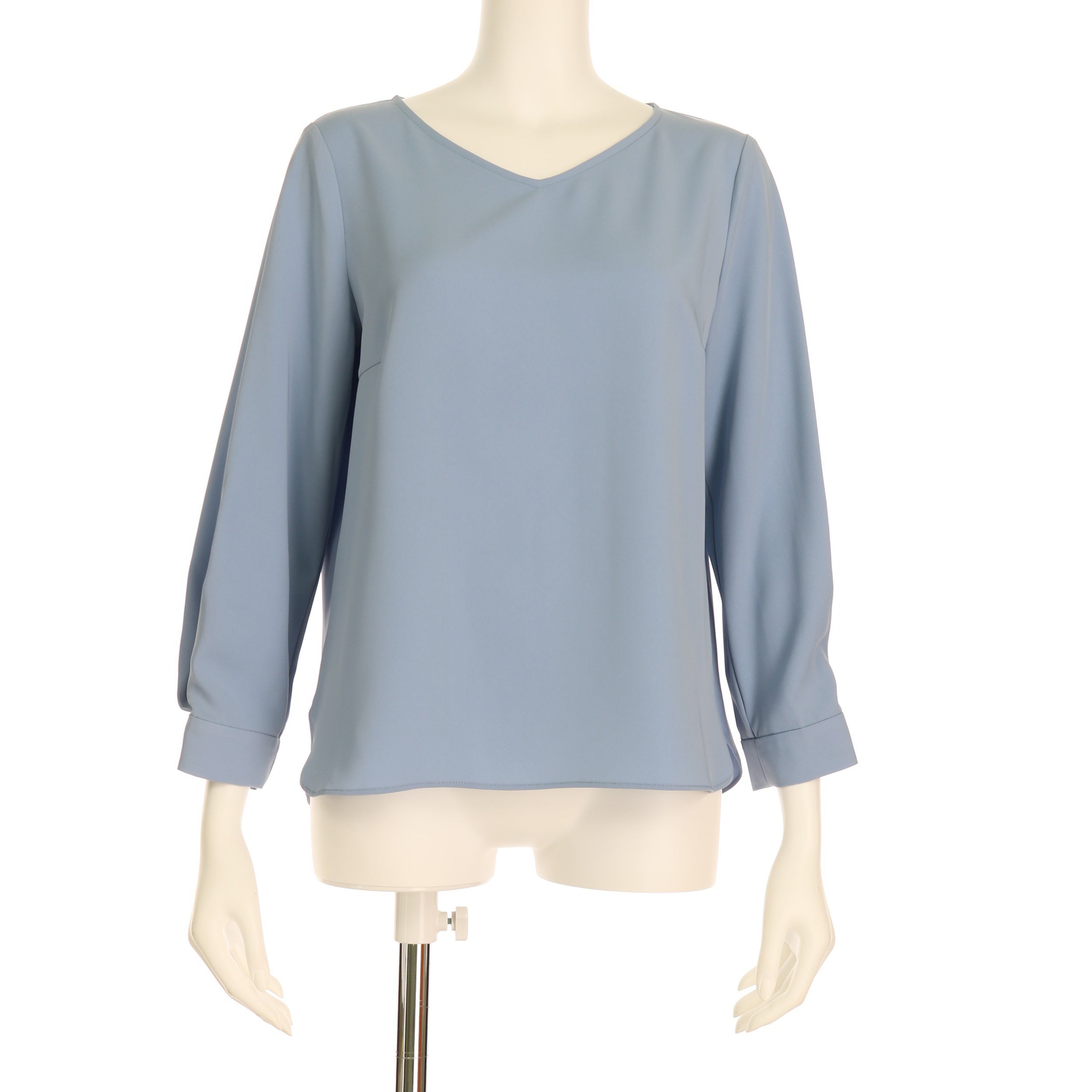 袖のタックVネックブラウス