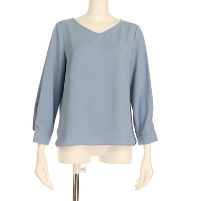 袖のタックVネックブラウス