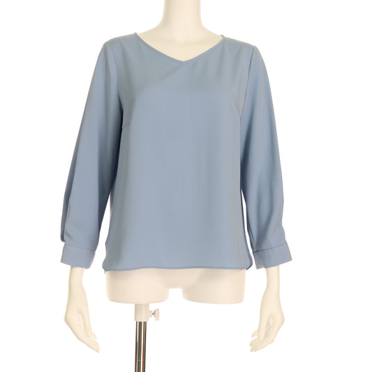 袖のタックVネックブラウス