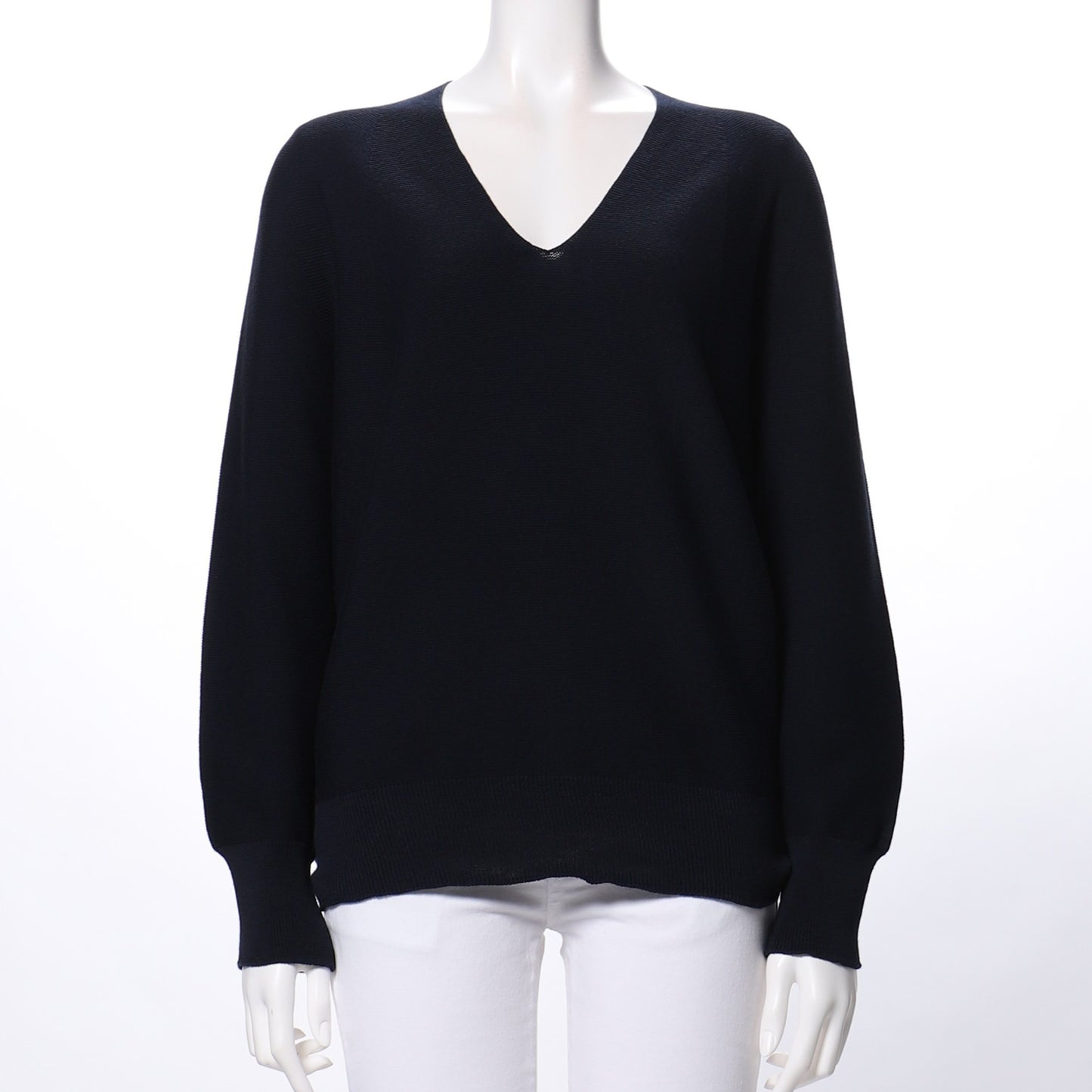 深めのVネックニット