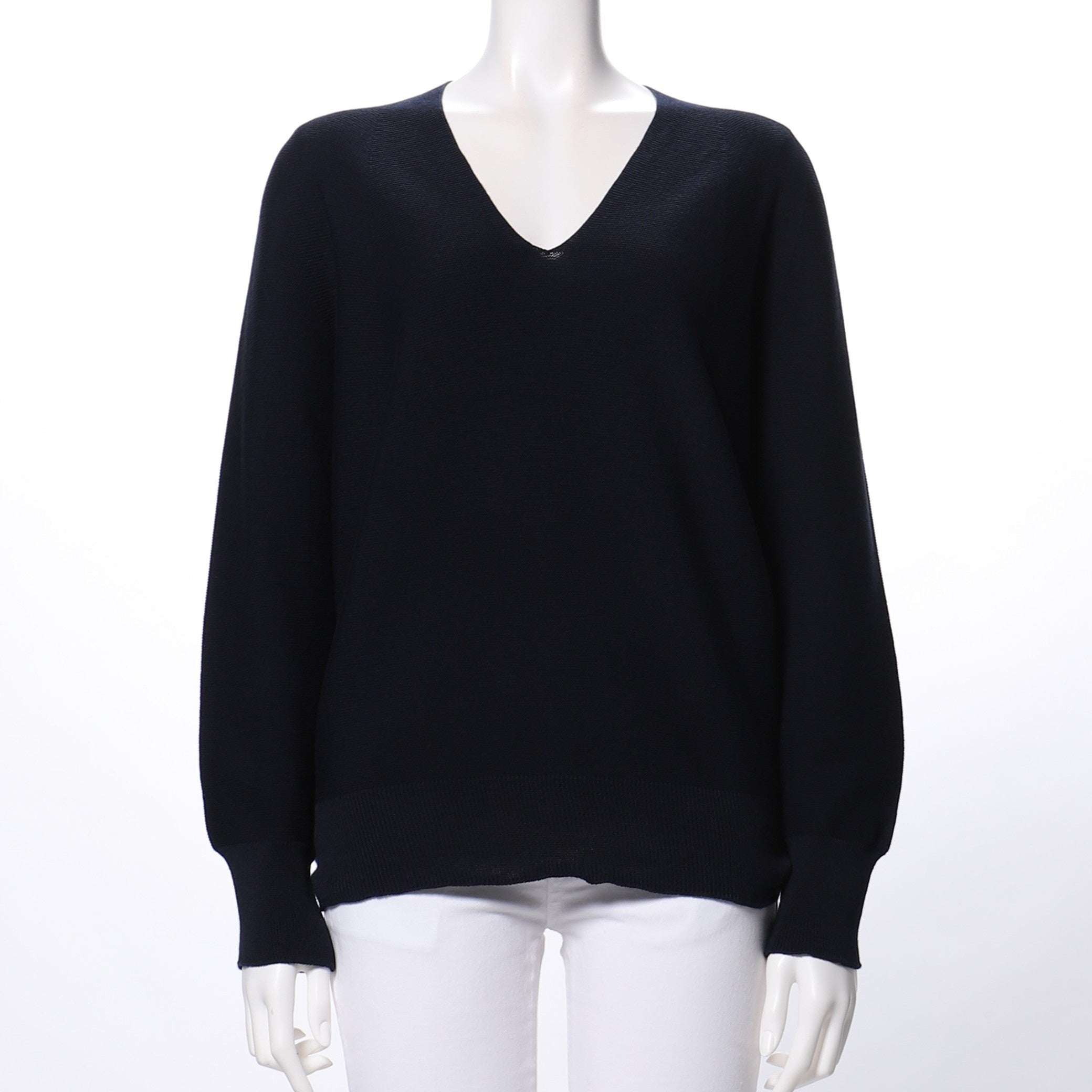 深めのVネックニット