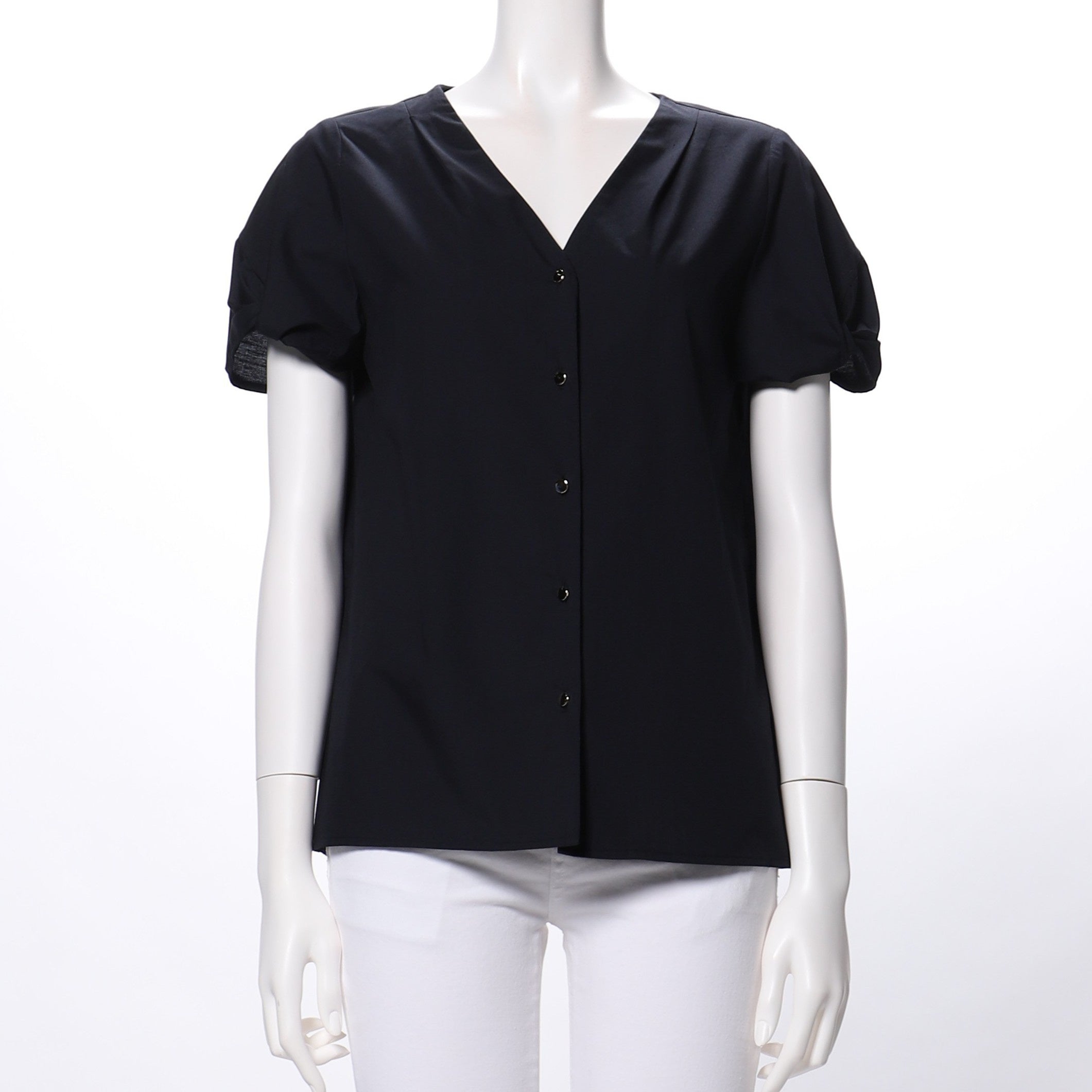 お袖デザインポイントのVネックブラウス