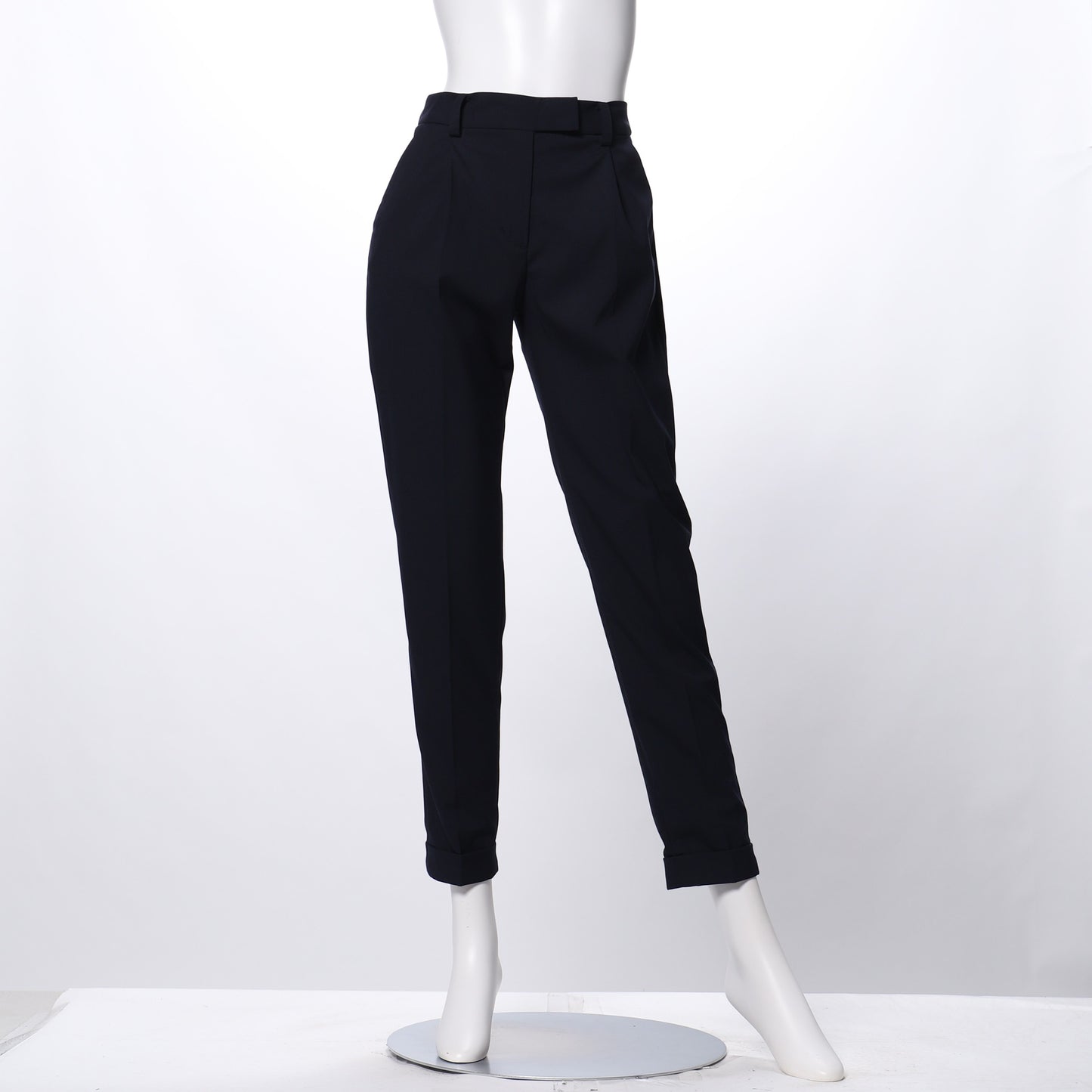 タック入りテーパードパンツ