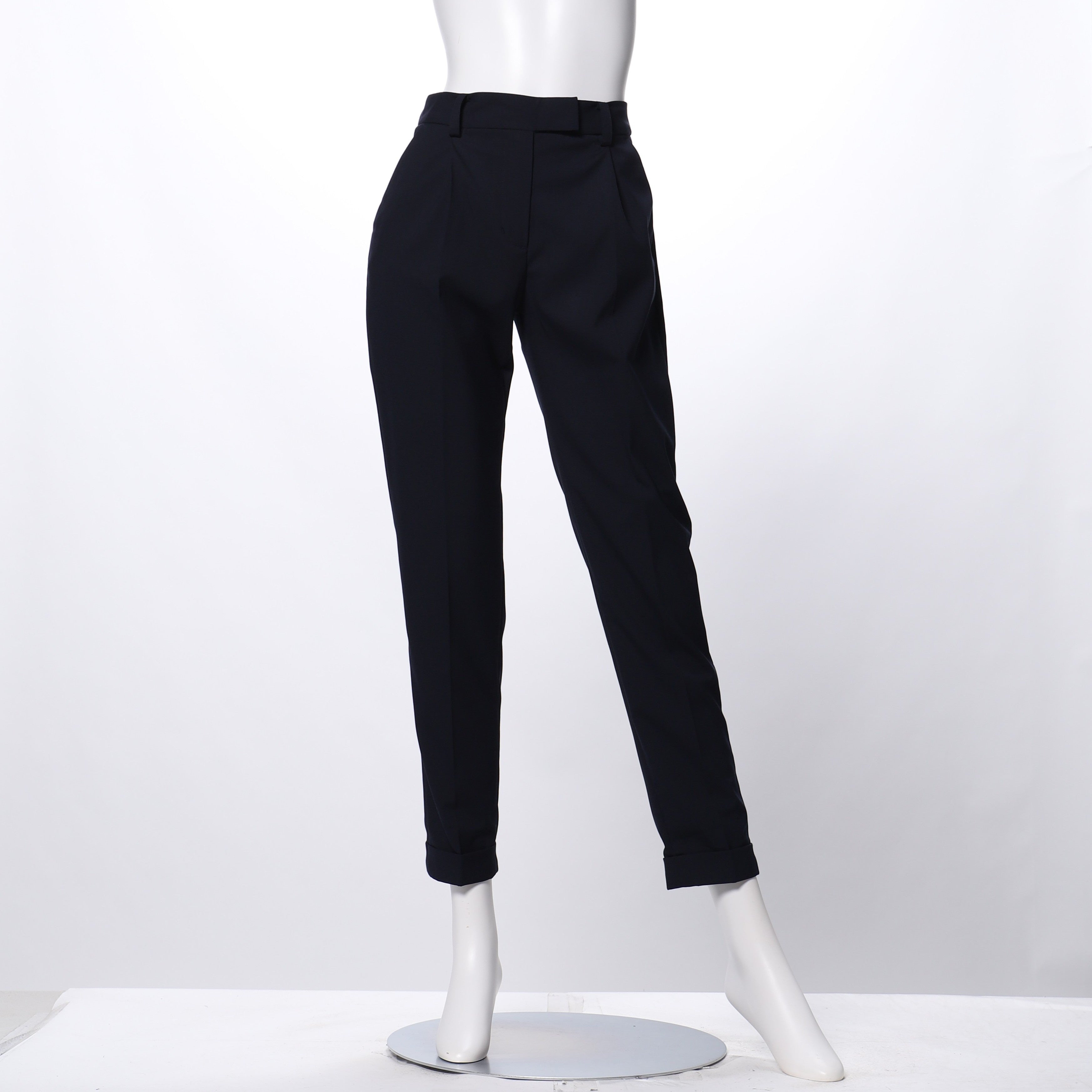 タック入りテーパードパンツ