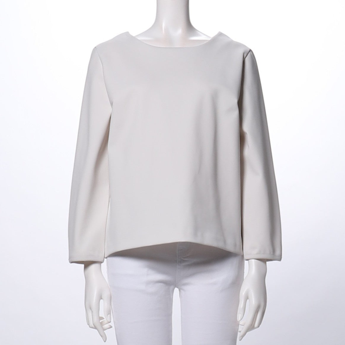 デコルテライン美人ラウンドネックブラウス