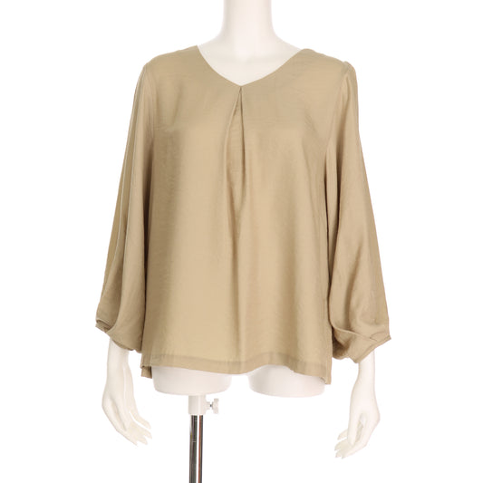 フロントタックブラウス