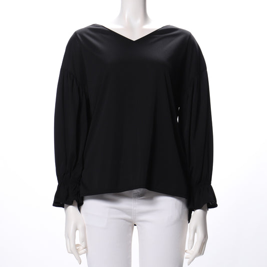 V字ネックラインブラウス