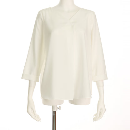 タック入りVネックブラウス