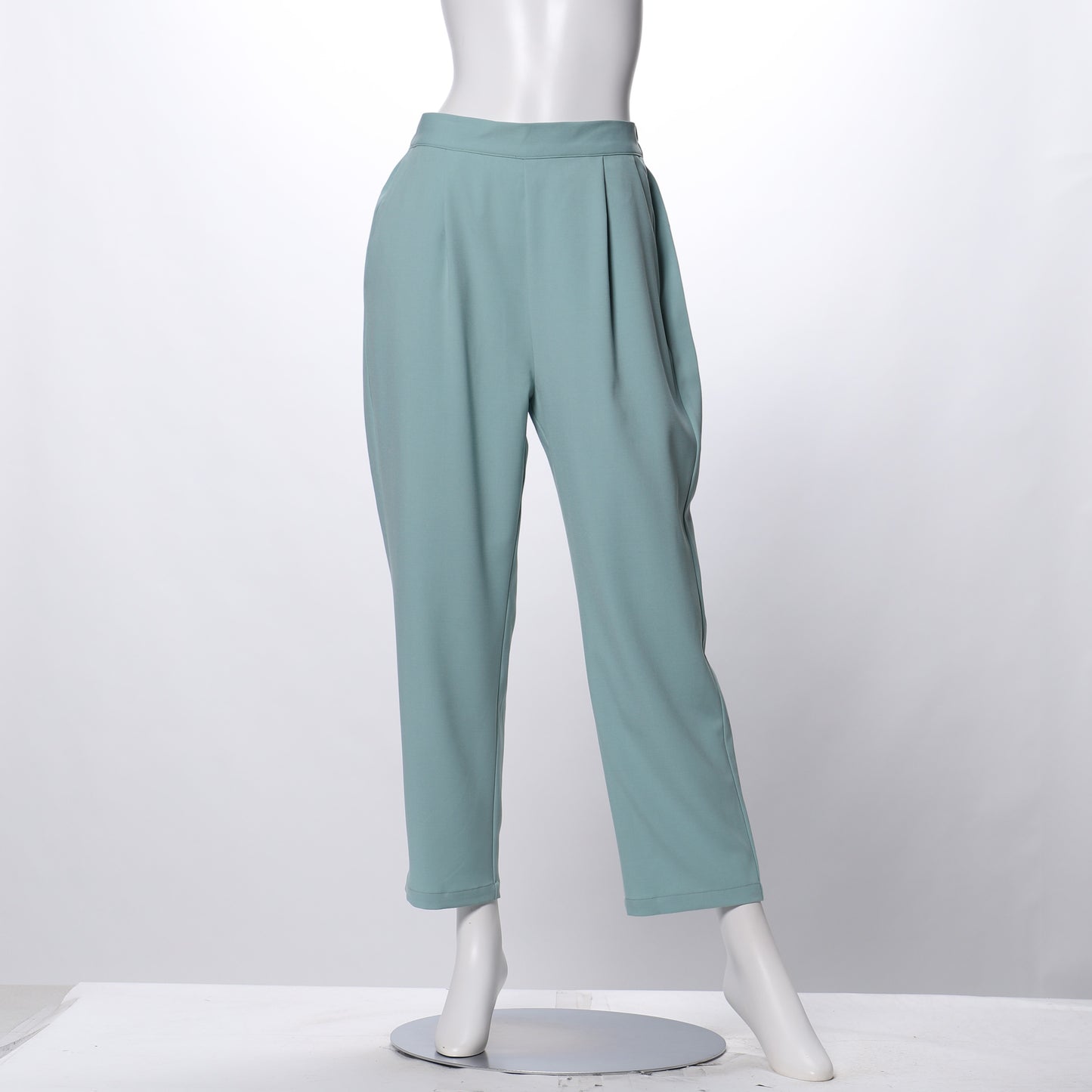 タック入りテーパードパンツ