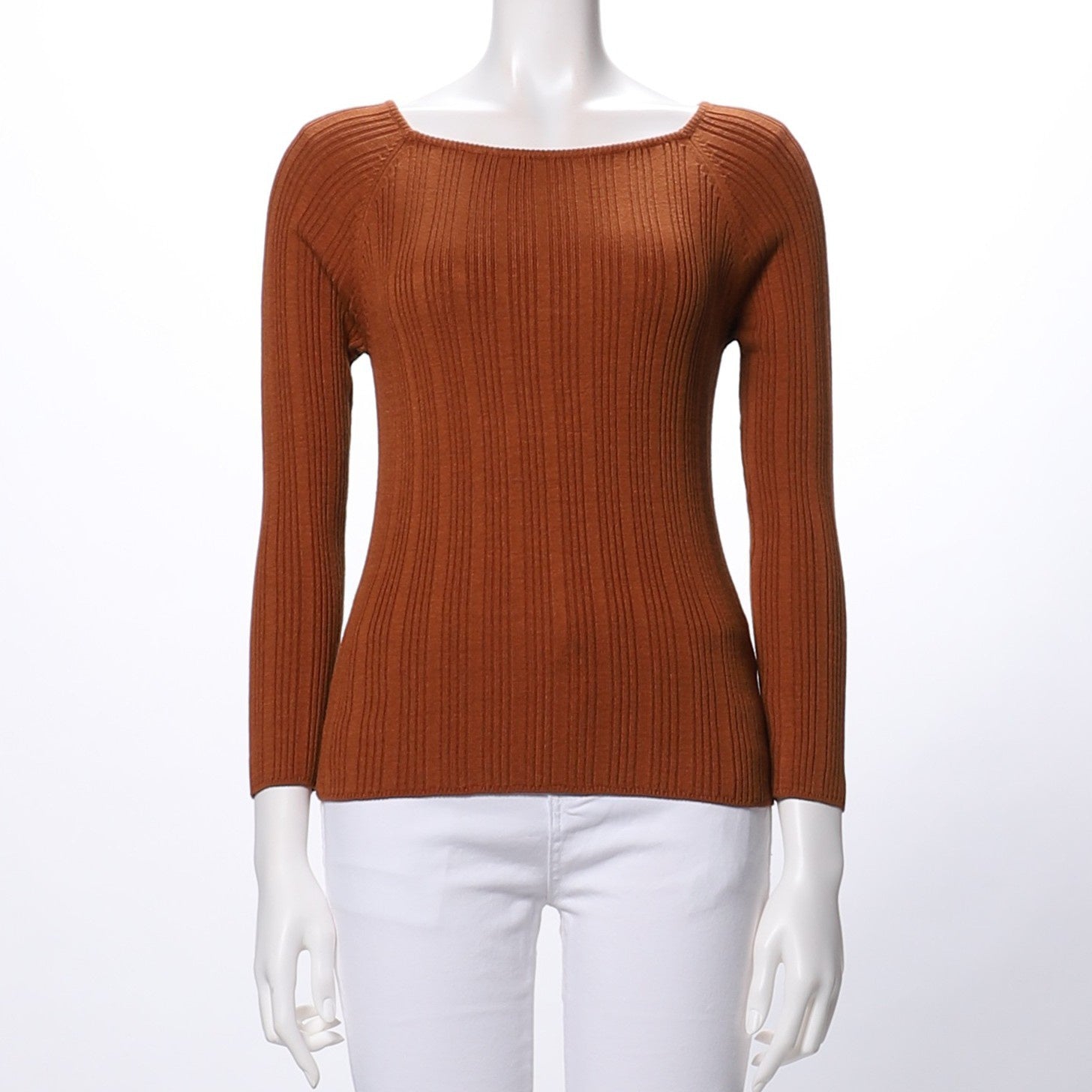 フィット感のあるスクエアネックリブニット