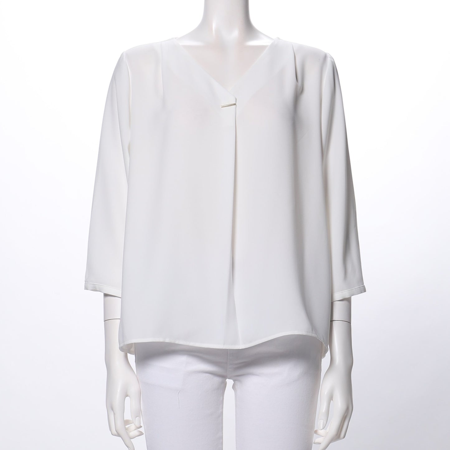 フロントボタンデザインVネックブラウス