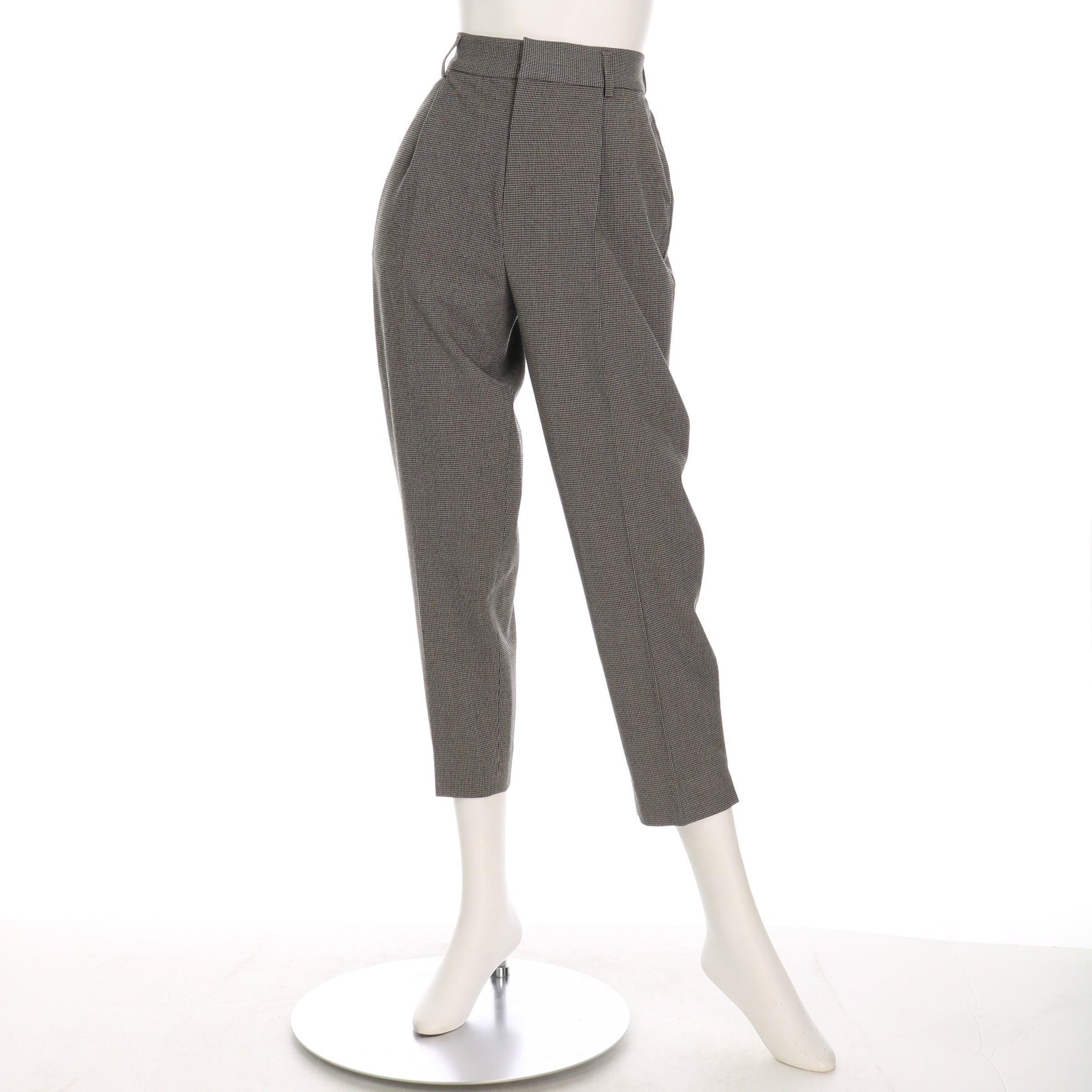 タック入りテーパードパンツ