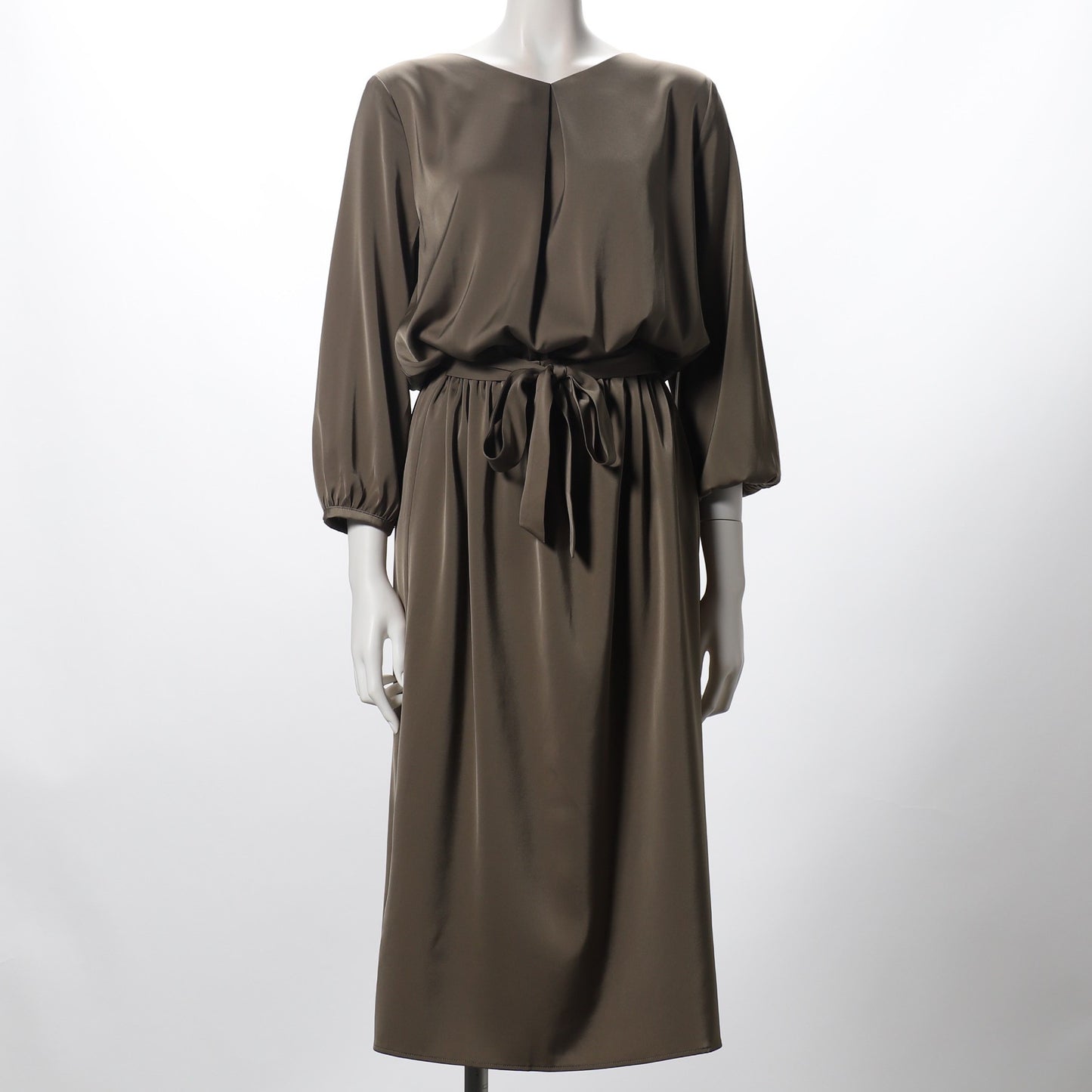 光沢感のあるウエストリボンのVネックワンピース