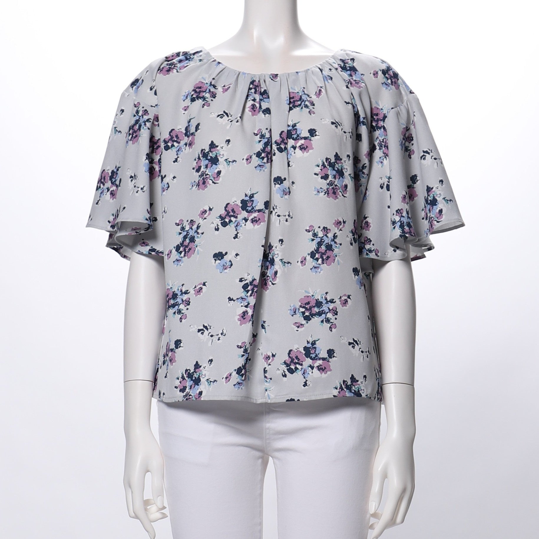 モノトーンフラワープリントフレアスリーブブラウス