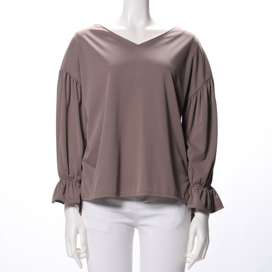 V字ネックラインブラウス