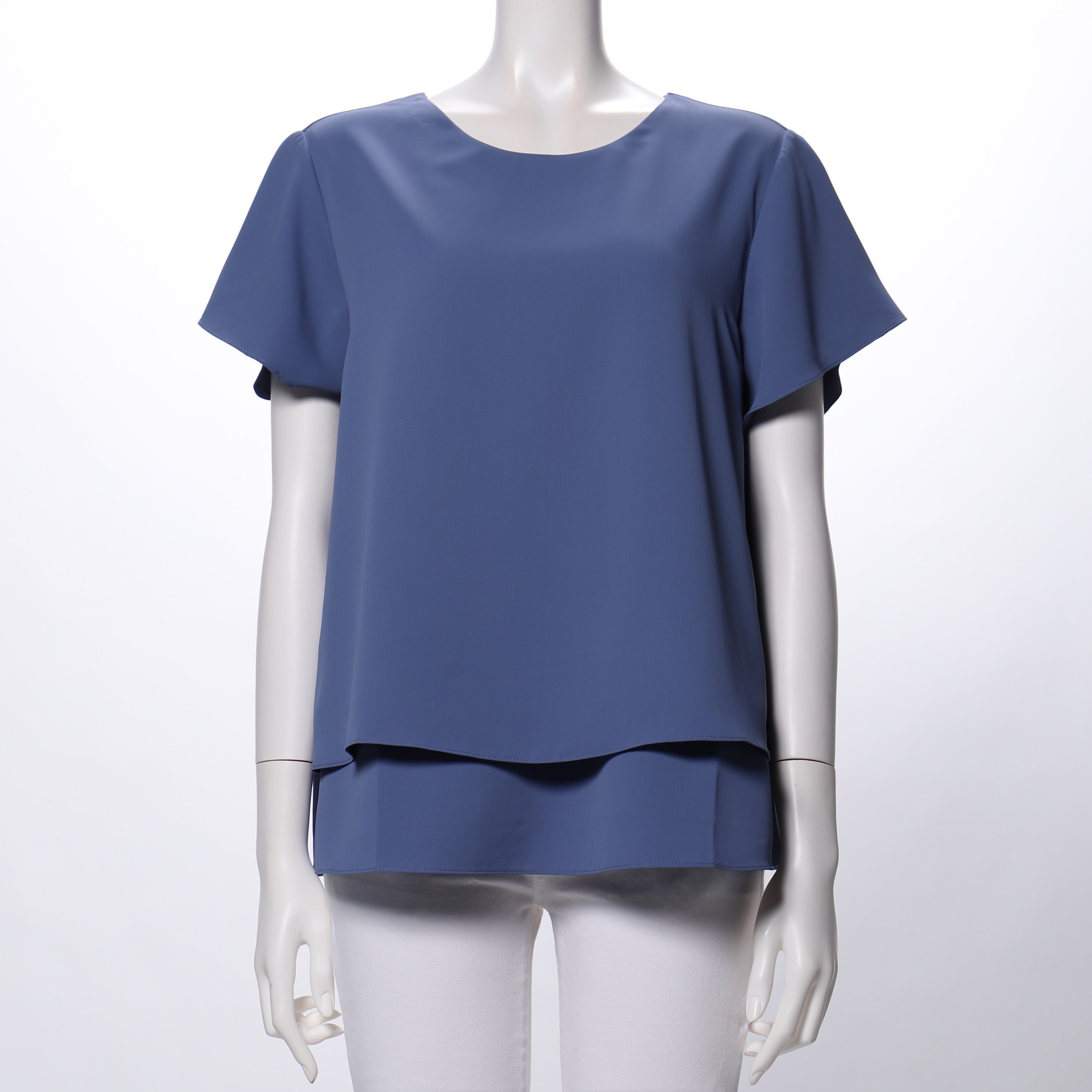 緩やかに広がるレイヤードブラウス