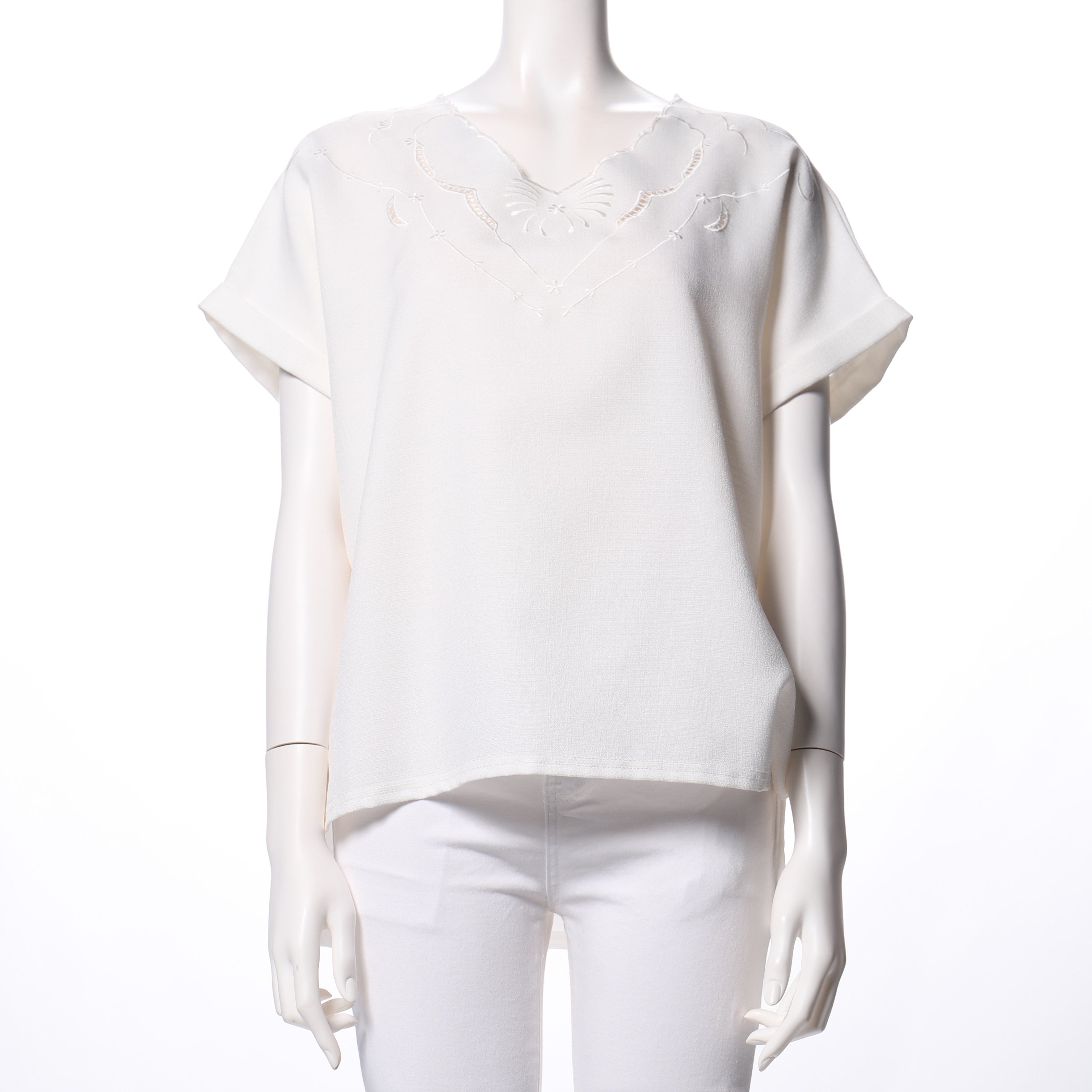 衿スカラップ刺繍Vネックブラウス