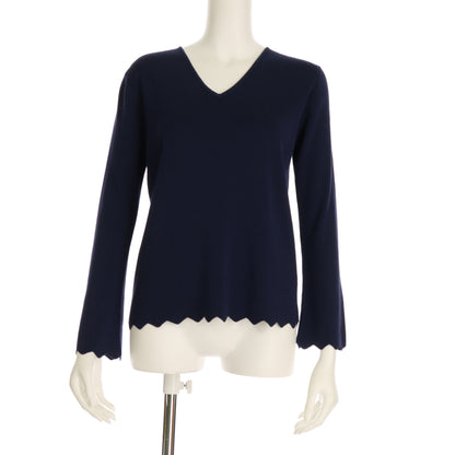 袖口と裾のスカラップデザインVネックニット