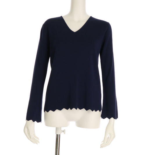 袖口と裾のスカラップデザインVネックニット