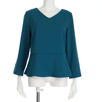 ペプラムデザインVネックブラウス