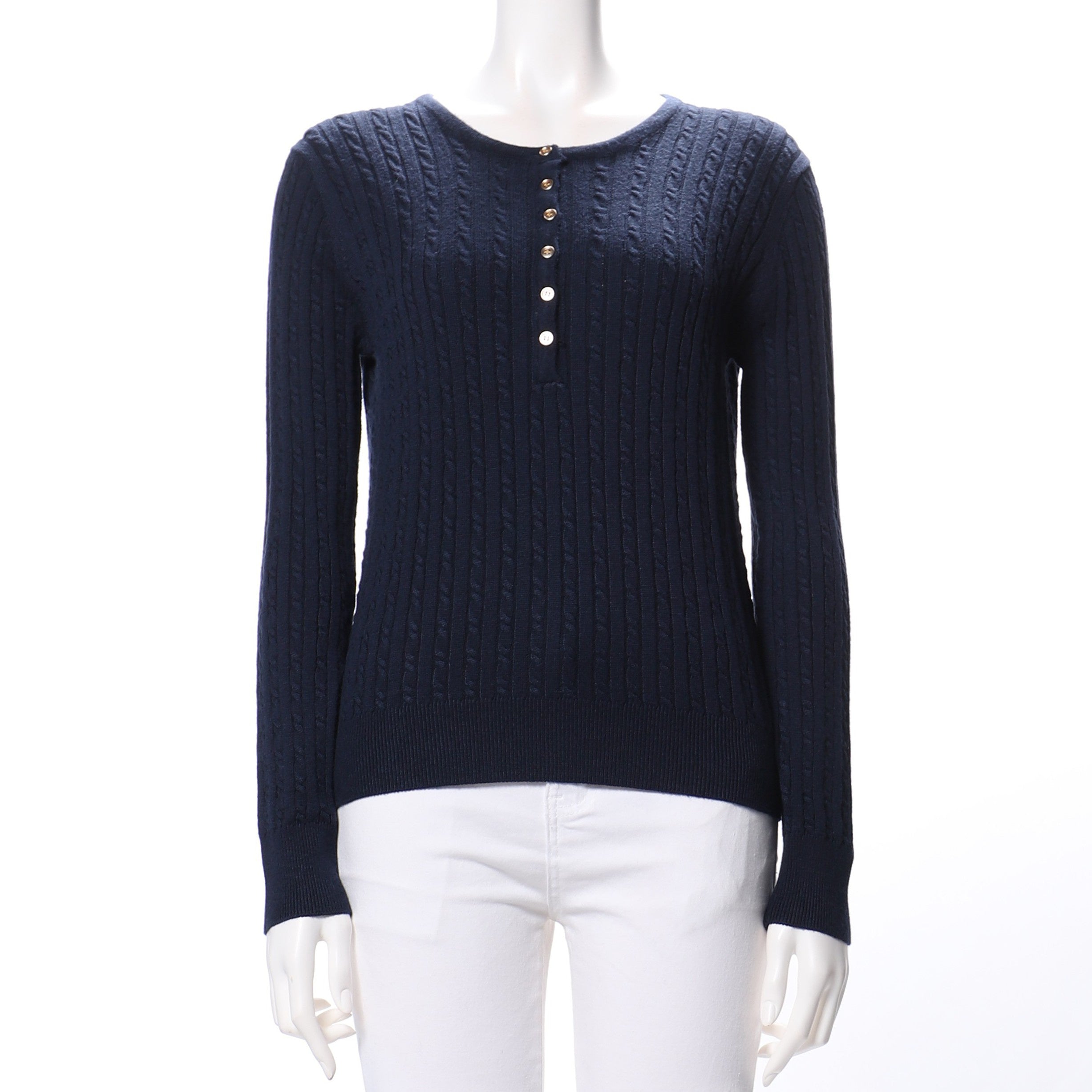 フロントボタン細ケーブル編みラウンドネックニット