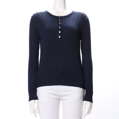 フロントボタン細ケーブル編みラウンドネックニット