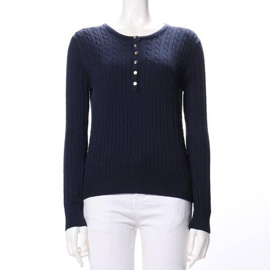 フロントボタン細ケーブル編みラウンドネックニット