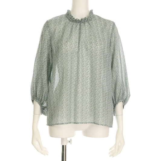 透け感のある総柄ブラウス