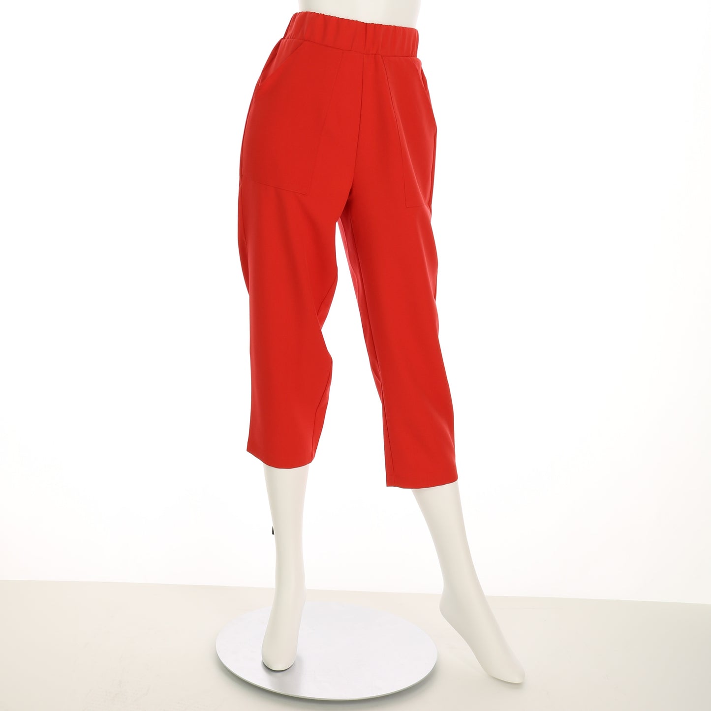 キレイ目なポケット付きクロップドパンツ