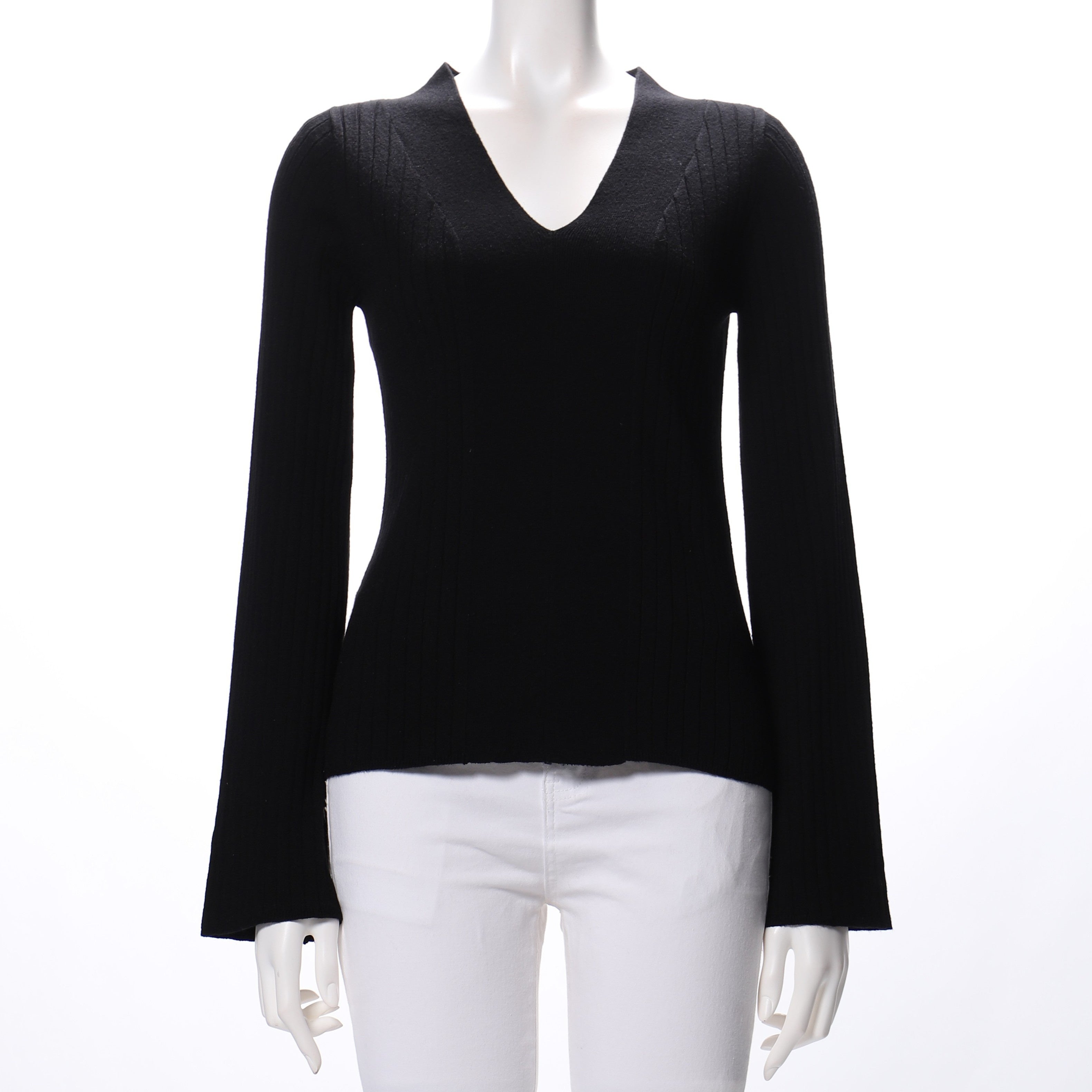 袖ボタン付きVネックニット