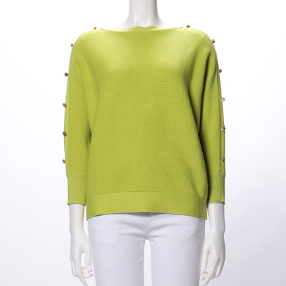 ボタン装飾ニット