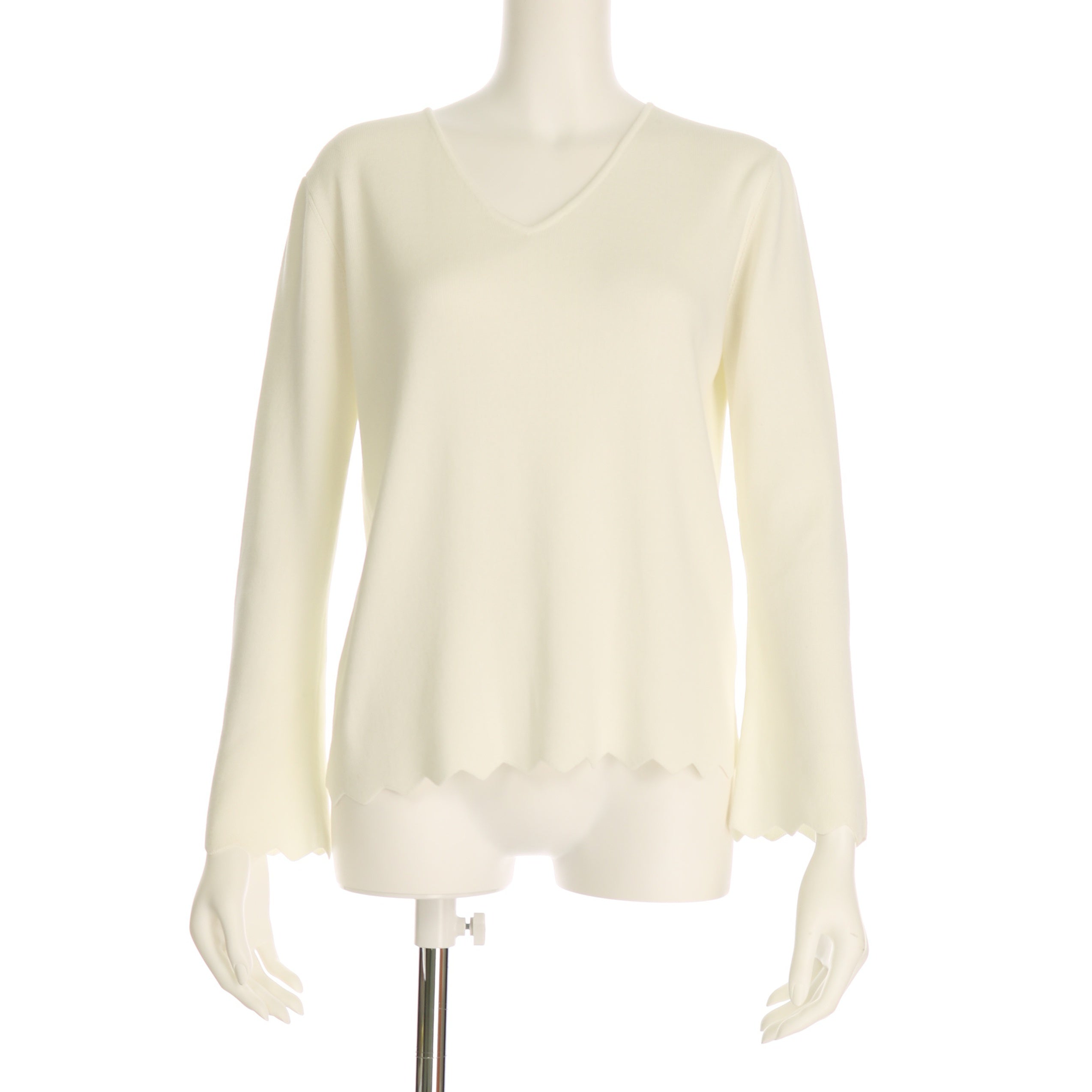 袖口と裾のスカラップデザインVネックニット