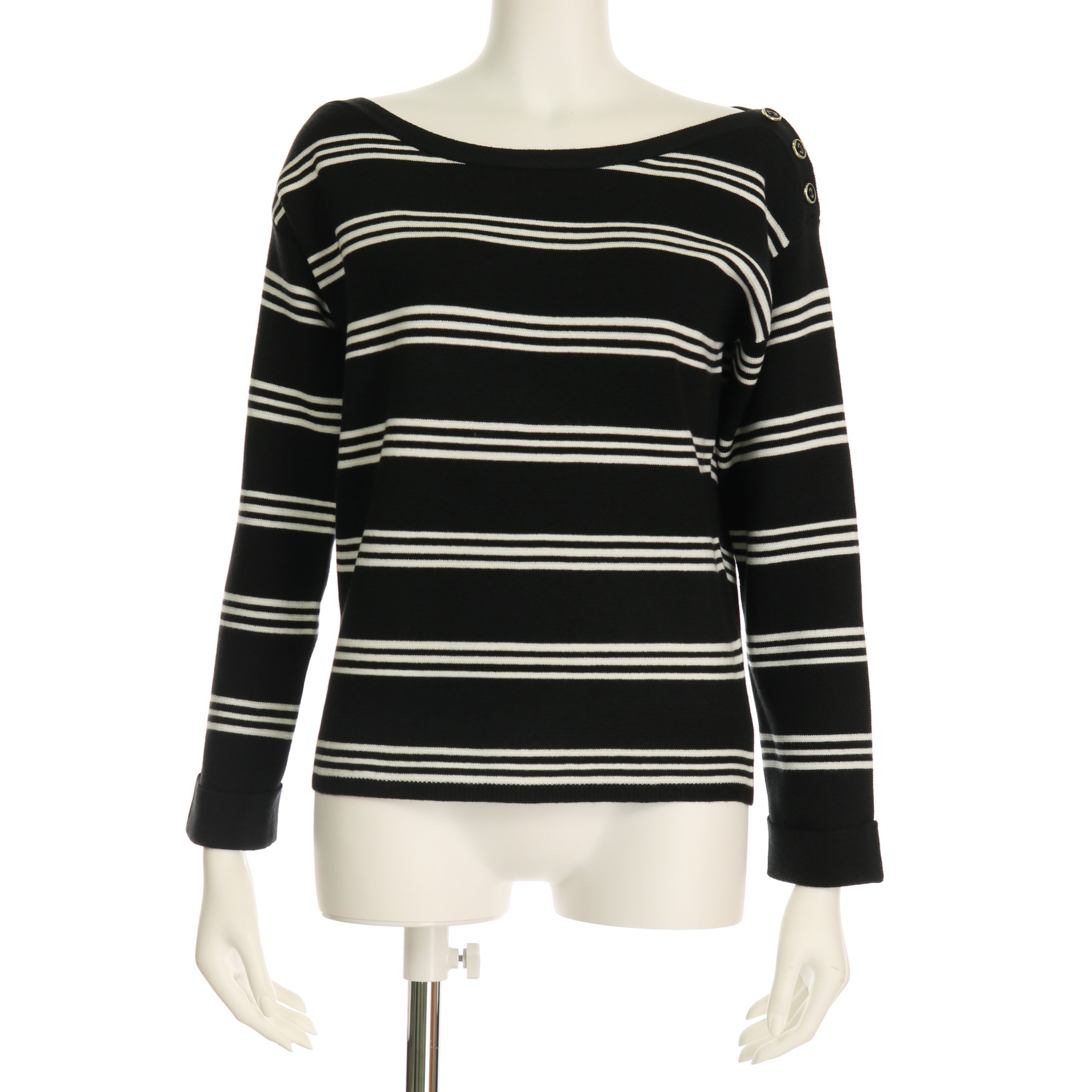 ボタン付きボーダー柄ニット