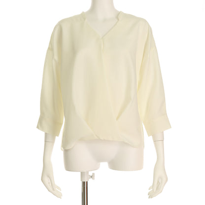 タック入りVネックブラウス